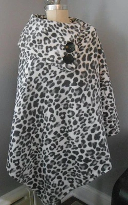 Poncho para mujer Le Moda estampado de leopardo con cuello asimétrico de gran tamaño Foto 1 de 4