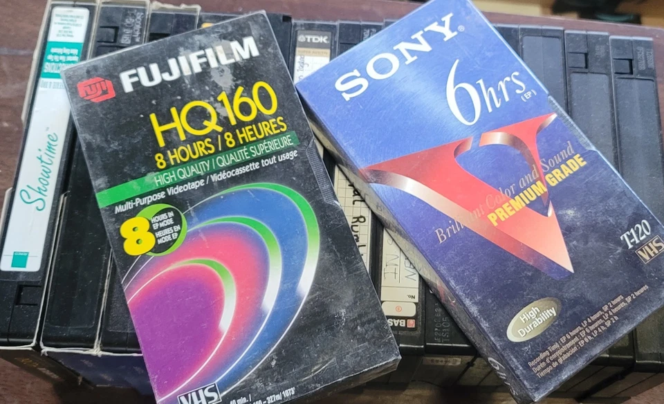 Лот из 15 видеокассет — 2 запечатанные Fuji/Sony, 13 записанных домашних фильмов — непроверенные - Изображение 1 из 4