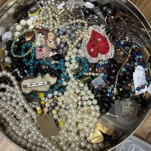 5 Pfund Vintage bis Modern Modeschmuck Wundertüte Trödel verheddert Nachlass Posten - Bild 1 von 10