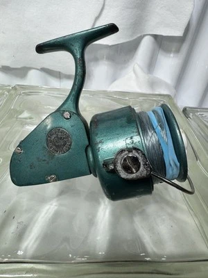 Penn 704 “Greenie” con emblema sonido mecánico funciona bien. Necesita resorte de fianza. Foto 1 de 4
