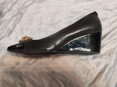 💟 Zapatos deportivos Anne Kline para mujer negros con tacón de cuña con acento dorado Talla: 7M👠 Foto 1 de 4