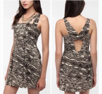 Vestido SILENCE + NOISE Urban Outfitters Estampado Animal Talla 6 Recortado Espalda Foto 1 de 4