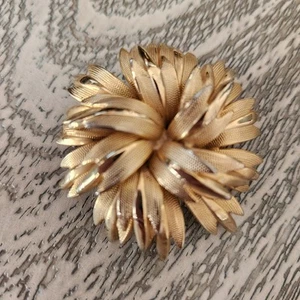 Vtg gold tone mum puffy flower brooch jewelry pin - Picture 1 of 4