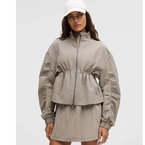 NUEVO CON ETIQUETAS Chaqueta Lululemon Ligera Calce Relajado Cuello Alto WarmAshGray - Imagen 1 de 13