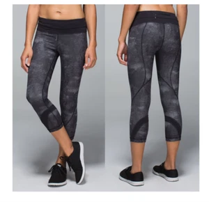 LULULEMON Inspire Crop II sz 8 Sequin Snake print Full-on Luxtreme - Picture 1 of 6