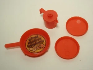 Vintage Barbie Campin’ Out Zubehör: rote Kunststoffplatten, Bratpfanne - Bild 1 von 4