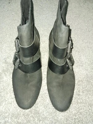 Botín Luxury Rebel de cuero negro con tachuelas usado en excelente estado. Talla 39 Foto 1 de 4