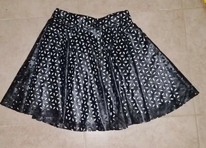24" Taille, Un Deux Trois Kunstlederrock, ausgeschnittenes Blumendesign, gefüttert, neu mit Etikett - Bild 1 von 9
