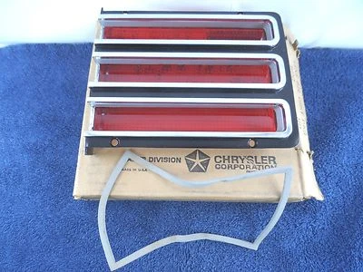 Luz trasera izquierda lente y bisel Chrysler Town & Country Newport 1967 camioneta Foto 1 de 4