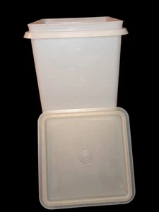 Tupperware 1315 - Vintage Square Cracker Saltine Bread Keeper W/ Lid - Picture 1 of 3