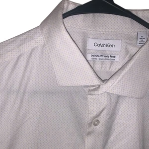 Camicia elegante uomo Calvin Klein bianca fantasia rettangolare manica lunga con bottoni - Foto 1 di 7
