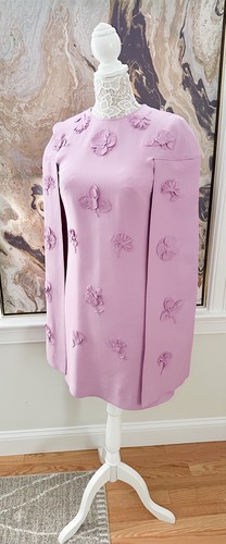 Abito Valentino con applicazioni floreali dettagli 3D manica ad aletta mantello viola