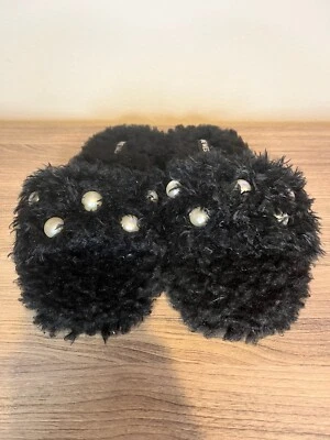 Chinelos femininos Nine West peludos difusos preto com pérolas tamanho 5-6 indoor outdoor - Imagem 1 de 4
