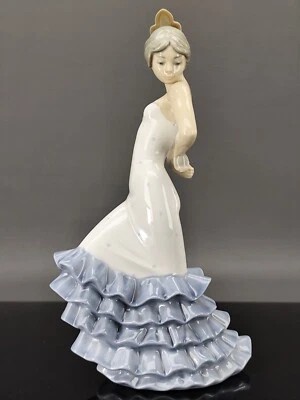 NAO Lladro Figurine 418 Flamenco Dancer Bailarina Garrida - image 1 of 4
