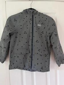 REI CO-OP Rain Hooded Jacket Boy's S (8) Gray Black All Over Print - Picture 1 of 4