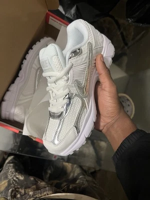 Nike Zoom Vomero 5 Blanco y Plateado Hombre’s Talla 10 Mujer’s Talla 11.5 Foto 1 de 4