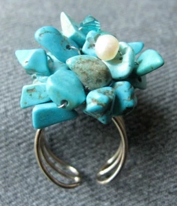 Anillo ajustable vintage de metal plateado con cuentas de howlita astillada y perlas de imitación - Imagen 1 de 12