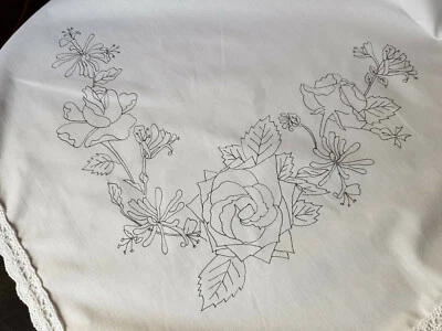 CROSS STITCH STREET Tablecloth to embroider with lace edge flowers Honeysuckle & Roses cotton CSOOO6