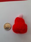 Dolls House Miniatur gestrickte Beanie Mütze mit Bommel Bommel 1:12 Maßstab. NEU rot