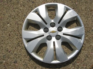 One genuine 2011 to 2016 Chevy Cruze bolt on 16 inch hubcap wheel cover 20934134 - Picture 1 of 24