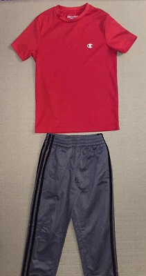 Niños Pequeños S Ropa Activa Conjunto Adidas Pantalones Deportivos Gris Logo Campeón Camisa Roja Foto 1 de 4