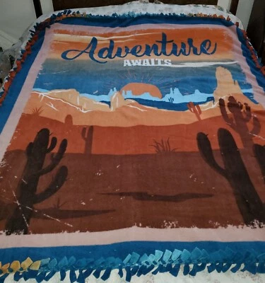 DESERT CACTUS ADVENTURE Cobertor de Lã Feito à Mão Gravata Macia Grande Lance 60" × 72" - Imagem 1 de 4