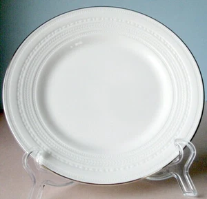 Plato de postre de ensalada blanca en relieve Wedgwood Intaglio borde platino 8" nuevo - Imagen 1 de 2