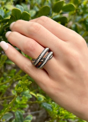 Anillo cruzado de diamantes pavé blanco y negro de oro rosa de 18k talla 7 cóctel RG4525 Foto 1 de 4