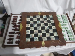 Juego de ajedrez plegable chino asiático vintage caja de madera y figuras azulejos grabados - Imagen 1 de 5
