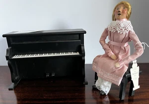 Byers' Choice Caroler Louise mit Klavier Nussknacker Serie 1. Auflage 1995 - Bild 1 von 12