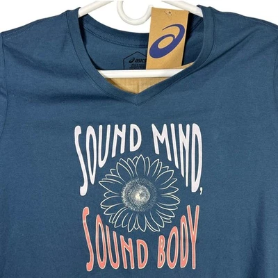 Camiseta Asics Mujer Grande Cuello en V Sonido Mente Cuerpo Girasol Eslogan Camiseta Azul Nueva con Etiquetas Foto 1 de 4