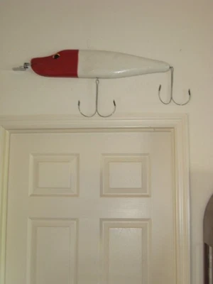 GIANT PIKIE TYPE CRANK BAIT LURE ADVERTISING SIZE WALL DECOR WOOD RED/WHITE - image 1 of 4