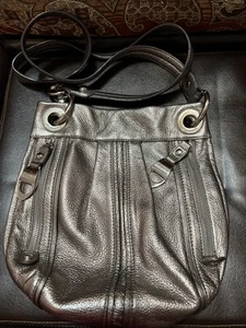 B MAKOWSKY, Metallic Silver Soft Pebble Leather Crossbody Bag Handtasche - Bild 1 von 3