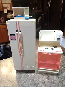 Barbie Sweet Roses Refrigerator and Oven - some accesories as is. - Picture 1 of 11