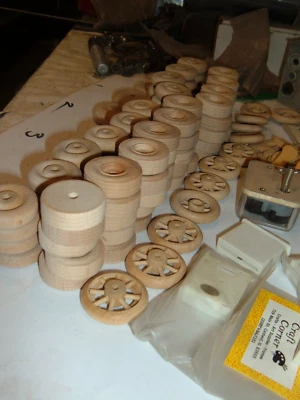 GRAN LOTE DE RUEDAS DE JUGUETE DE MADERA CAJA DE MÚSICA LETRAS 120+ ARTÍCULOS Foto 1 de 4