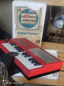 VINTAGE KLAVIER SELTEN Kinder Synthesizer SPIELZEUG ""MALYSH"" 80er OVP UdSSR CCCP - Bild 1 von 24