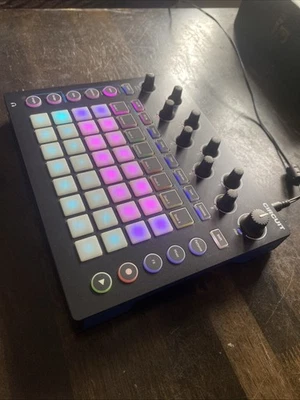 Novation Circuit Groovebox, Synthesizer, Drumcomputer mit Netzteil - Bild 1 von 4