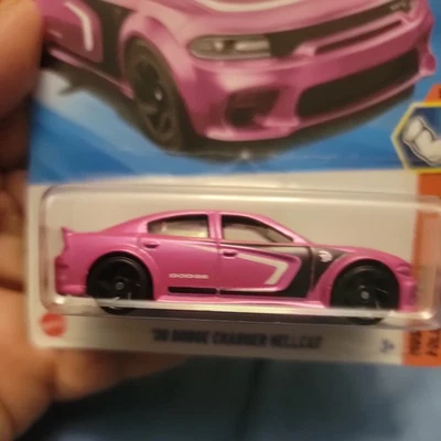 Hot Wheels 20 Dodge Charger Hellcat Rosa #240 Mainline 2025 Estojo N (Em Estoque) - Imagem 1 de 2