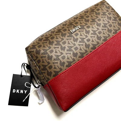 NUEVO CON ETIQUETAS DKNY Signature Logo Cosméticos Artículos de tocador Maquillaje Bolsa Marrón Rojo Viaje Foto 1 de 4