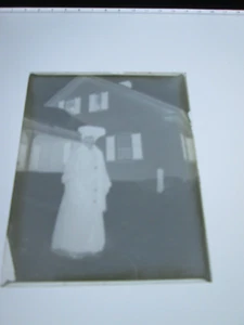 ONE (1) EARLY 1900s GLASS NEGATIVE: MAINE,   "WOMAN IN COAT AND HAT" - Picture 1 of 1