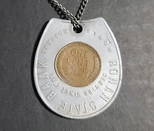 Collar De Colección Ronan State Bank Montana Encastrado 1953 D Penny Buena Suerte Ficha - Imagen 1 de 24