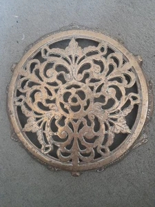 Remache de latón vintage con excelente diseño pies bajos sentados - Imagen 1 de 12