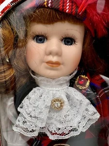 Leonardo Sammler Porzellan Puppe "Robert" kariert mit Ständer Echtheitszertifikat & Etikett 11" Neu im Karton - Bild 1 von 8