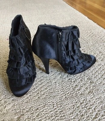 ¡NUEVO! BOTÍN SATINADO CON VOLANTES COLLY ESTILO BCBGMAXAZRIA TALLA 6B Foto 1 de 4