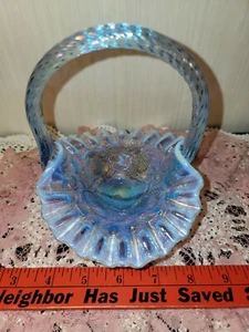 Panier à fraises en verre bleu irisé Carnaval Fenton avec poignée torsadée - Photo 1 sur 7