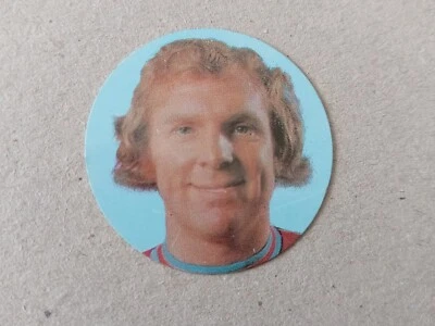 1970 Esso Petrol Issue Bobby Moore West Ham Metal Disc. - Image 1 of 2