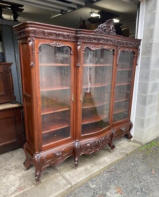 LIBRERÍA TALLADA CAOBA 3 PUERTAS, ATTR. R. J. Horner Foto 1 de 4