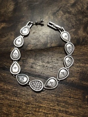 Brazalete Brighton Natalia tono plata lágrima eslabones con cristales Foto 1 de 4