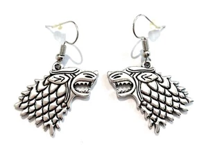 Game Of Thrones Orecchini Pendenti Stemma Stark Lupo Il Trono di Spade Winter - Picture 1 of 5