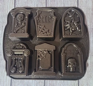 Nordic Ware Tombstone Cakelets Cupcake Baking Pan Halloween 4.5 Cups - Bild 1 von 9